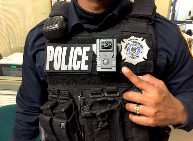 Estados Unidos destina 75 millones para que los policías lleven una cámara  corporal